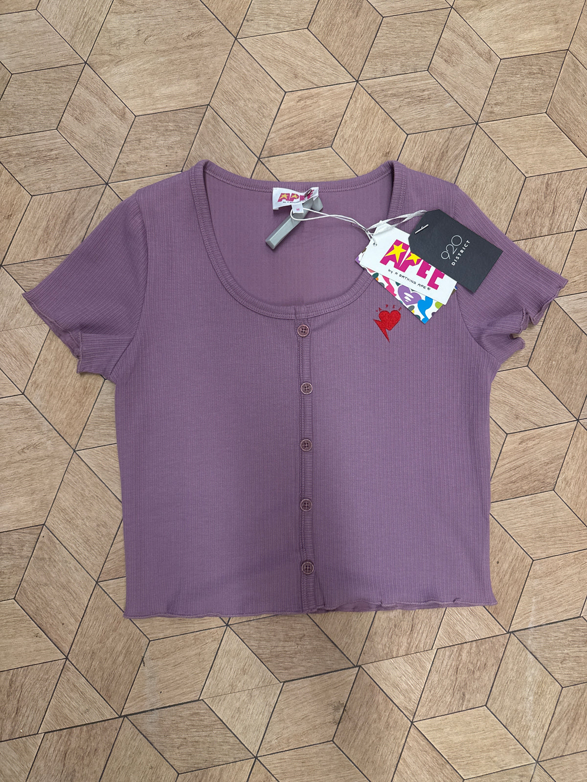 APEE BY A BATHING APE CROPPED TEE W/BUTTONS